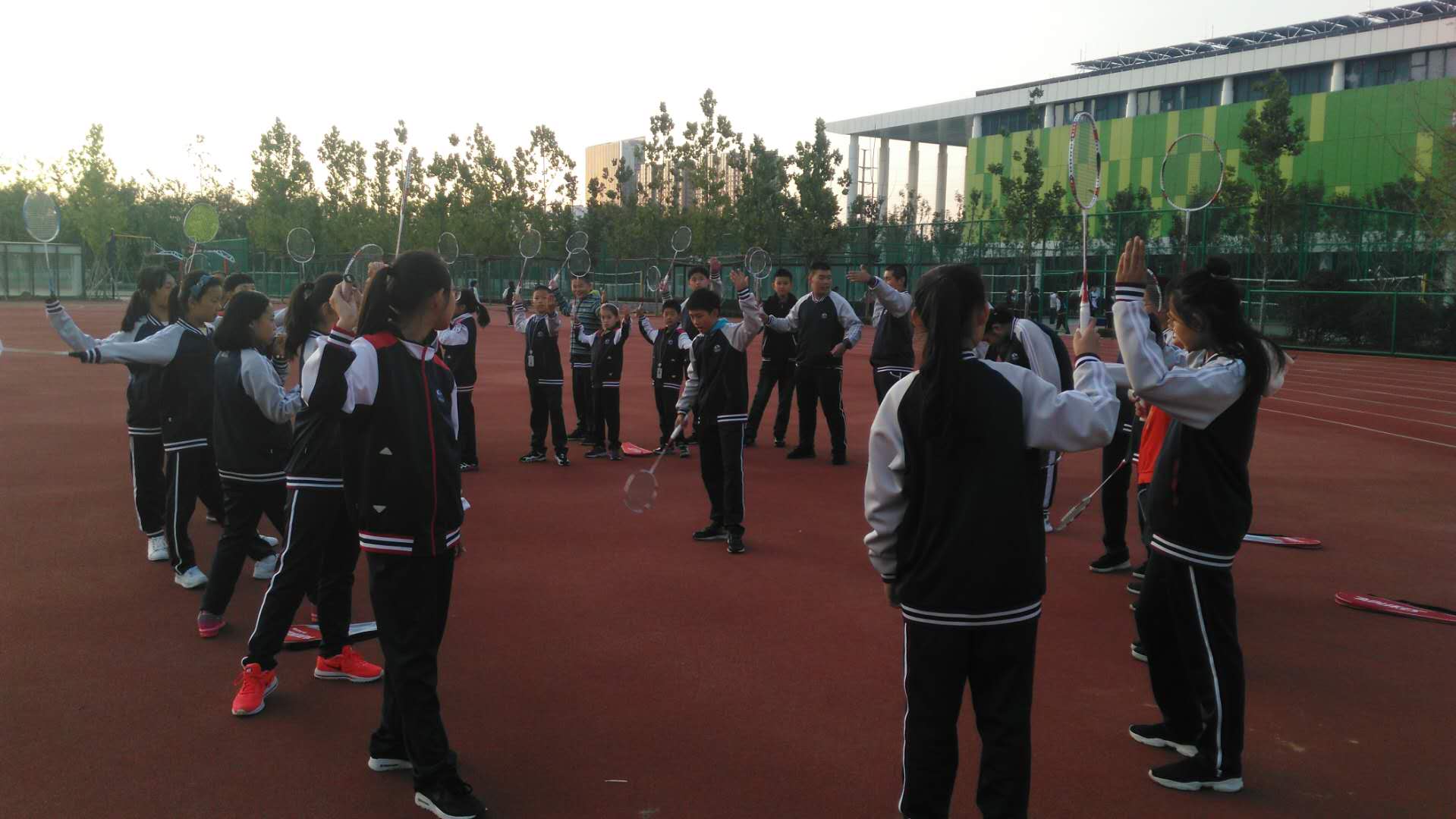 学生在交流.jpg