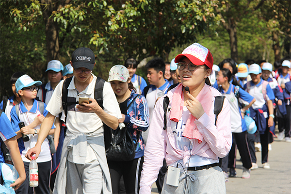 老师全程陪伴保护学生安全.jpg