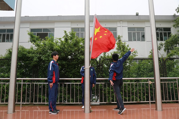 1.升国旗，奏唱国歌.JPG
