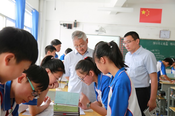 2.教师发展研究院贾世杰院长调研课堂.JPG