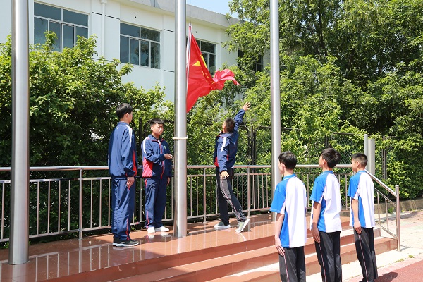 1.升国旗，奏唱国歌.JPG