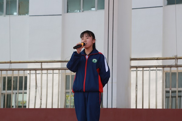 2.陈楠同学作国旗下演讲.JPG