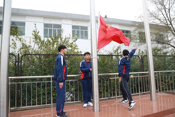 1.升国旗，奏唱国歌.JPG