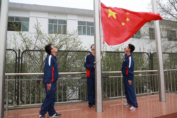 1.升国旗，奏唱国歌.JPG