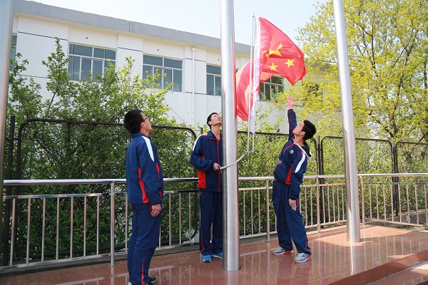 1.升国旗，奏唱国歌.JPG