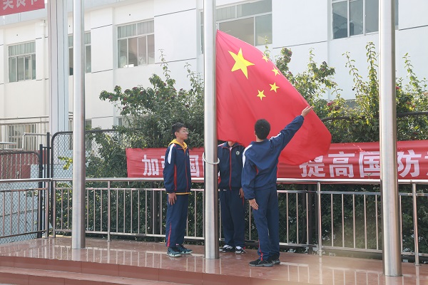 1.升国旗，奏唱国歌.JPG