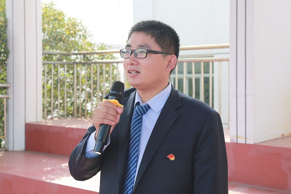 2.张主任作《学会学习，主动成长》演讲.JPG