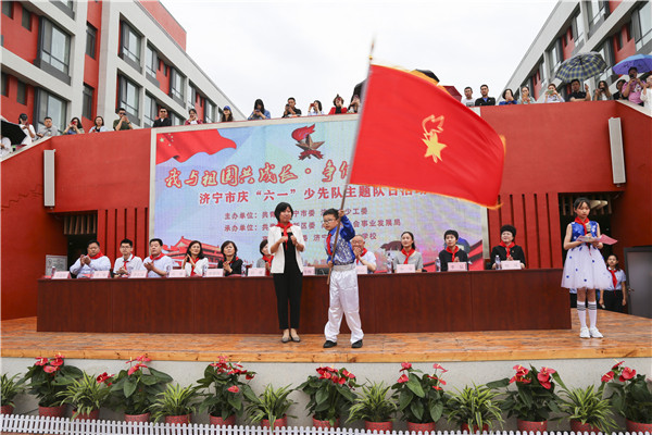 李雪梅授大队旗.JPG