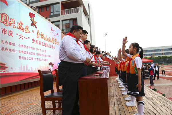 颁发少先队员证.JPG