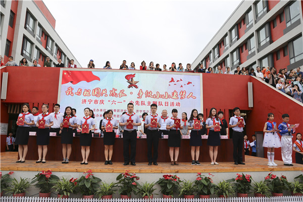 为中队辅导员颁发聘书.JPG
